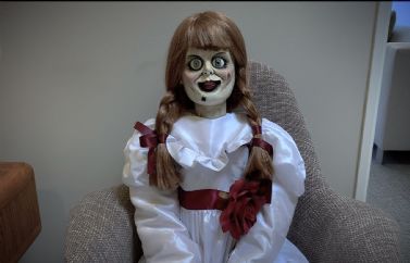 Así se ha entretenido la muñeca Annabelle durante la Cuarentena