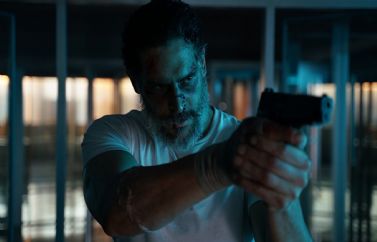 Joe Manganiello en el tráiler oficial de "Archenemy", lo nuevo del director de "Daniel Isn´t Real"