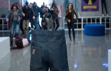 Tráiler subtitulado de "Slaxx", la película de los pantalones vaqueros homicidas