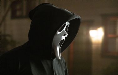 Ghostface te felicita el nuevo año en este spot de "Scream"