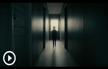 Tráiler español de "En la Casa de al Lado". Estreno el viernes en Movistar.
