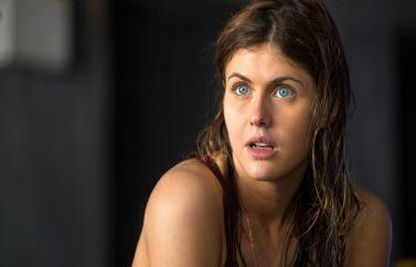 Alexandra Daddario protagonizará la adaptación televisiva de "Las Brujas de Mayfair"
