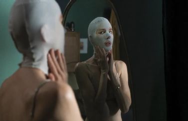 Naomi Watts en las nuevas imágenes de "Buenas noches, mamá". Estreno el viernes en Amazon Prime Video.