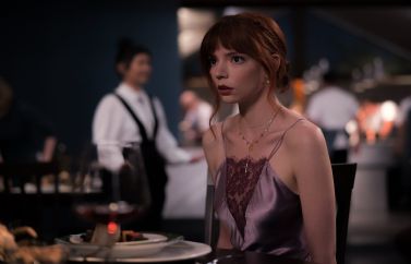 Anya Taylor-Joy, Nicholas Hoult y Ralph Fiennes en las nuevas imágenes de "El Menú"