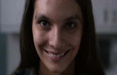Crítica de "SMILE", una bizarra, neurótica y aterradora película que pone los pelos de punta.