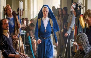 Tráiler de "Mrs. Davis", la serie producida por Damon Lindelof con una monja enfrentándose a una super IA