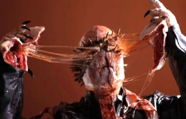 Brutales imágenes de "Thorns", la película protagonizada por Doug Bradley