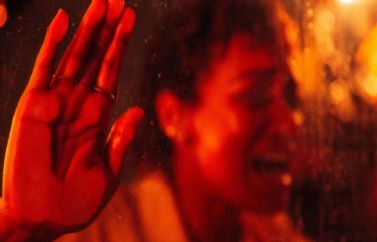 Póster de "Talk To Me", la nueva cinta de terror que nos traerá A24