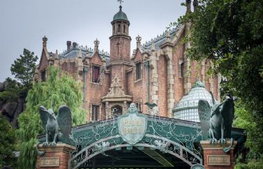 Repasamos las Mansiones Encantadas que existen en todos los Parques Disney del mundo