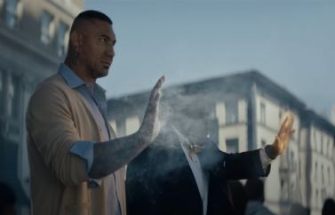 Dave Bautista en el nuevo tráiler de "Mortal Kombat 1" recreando el anuncio del Mortal Monday