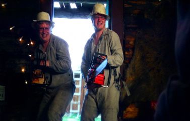 Crítica de "Chainsaws Were Singing", un musical (con motosierras) que es cine de guerrilla en su máximo esplendor