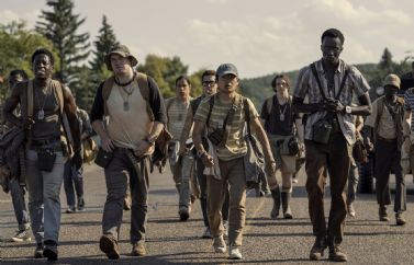La Larga Marcha: La película basada en la novela de Stephen King entusiasma a la crítica americana
