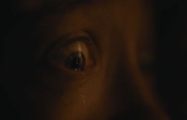 El terror navideño de "American Dollhouse" muestra su sangriento primer tráiler