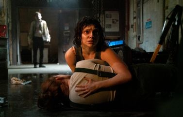 Crítica de "Whistle, el silbido del mal". Un slasher sobrenatural de lo más salvaje protagonizado por Dafne Keen