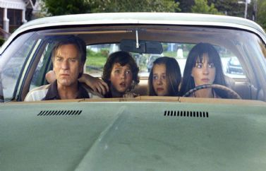 El director de "It Follows" se pasa al cine de dinosaurios en el trailer de "El Final de Oak Street"