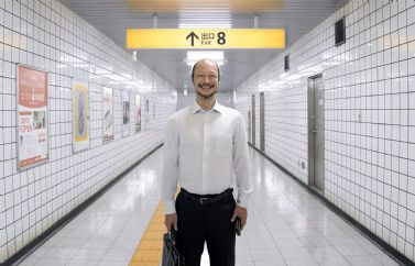 Exit 8: El hombre que camina se pasea por Metro de Nueva York para promocionar la película