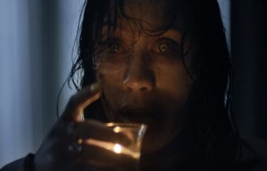 Primera imagen de Luciane Buchanan como "Deadite" en la película "Posesión Infernal En Llamas"