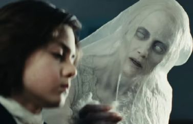 Trailer español de  "Scrooge y los fantasmas de la Navidad". Charles Dickens según Ti West