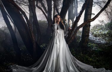 Trailer de "Yaga": Carrie-Anne Moss reinventa el mito del Baba Yaga en la nueva serie de AMC+