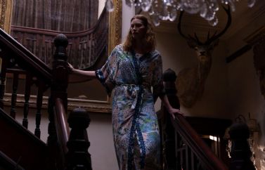 Alyssa Sutherland en el trailer oficial de "The Room Below"