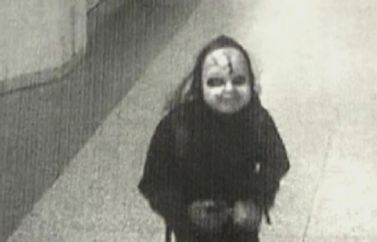 La policía de Filadelfia busca a un hombre que amenaza a la gente llevando una máscara inspirada en Chucky