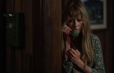 Linda Cardellini como Pamela Voorhees en la nueva imagen de "Crystal Lake"
