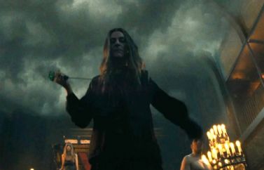 Jason Isaacs se pasa al vampirismo en el tráiler de "Vampire Carnival"
