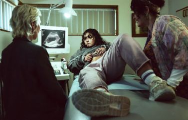 Una mujer se queda embarazada de un extraterrestre en el tráiler de la disparatada "Mum, I´m Alien Pregnant"