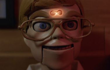 Jeffrey Dahmer posee a un muñeco en el tráiler de 'Jeffrey Dollmer'