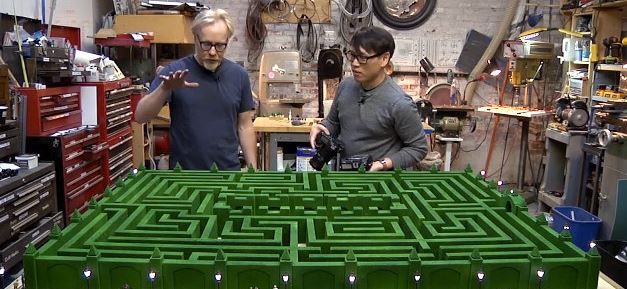 Adam Savage construye el laberinto de "El Resplandor" a escala