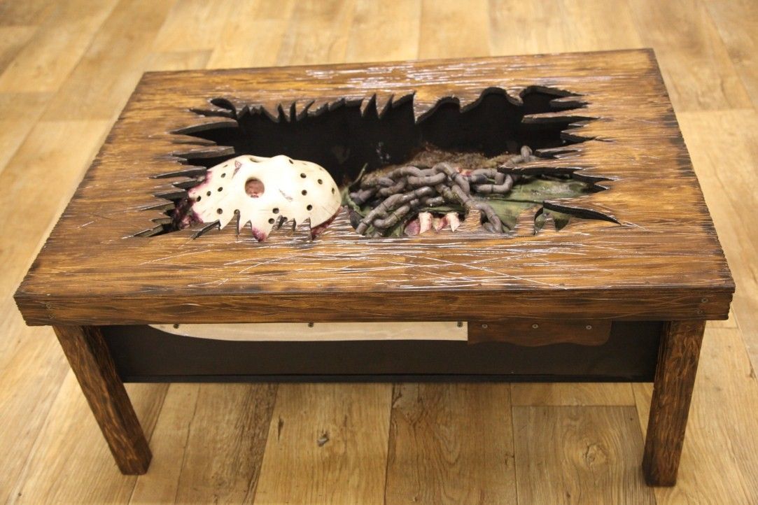 A la venta esta mesa para tomar el café de "Viernes 13"