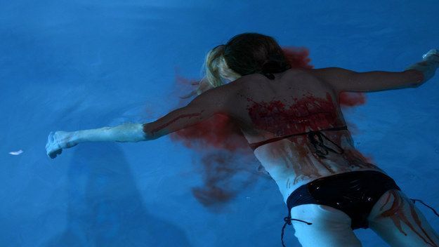 Un trío de imágenes de "Scream: La Serie"