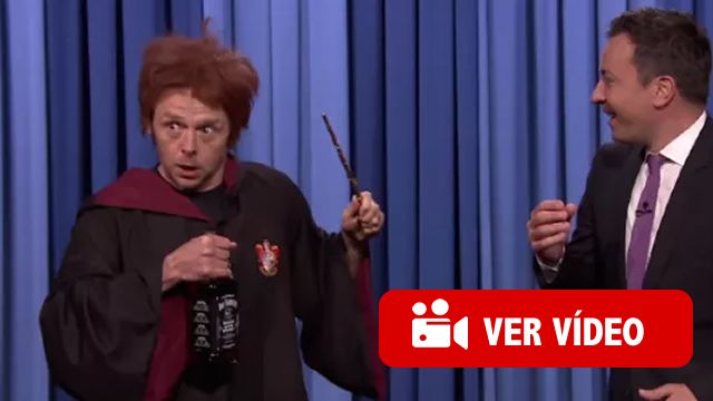 Simon Pegg se pone en la piel de un borracho Ron Weasley en el cumpleaños de Harry Potter