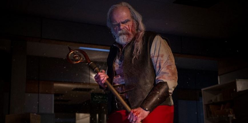 Santa Claus se enfrenta a los elfos zombis en este clip de "A Christmas Horror Story"