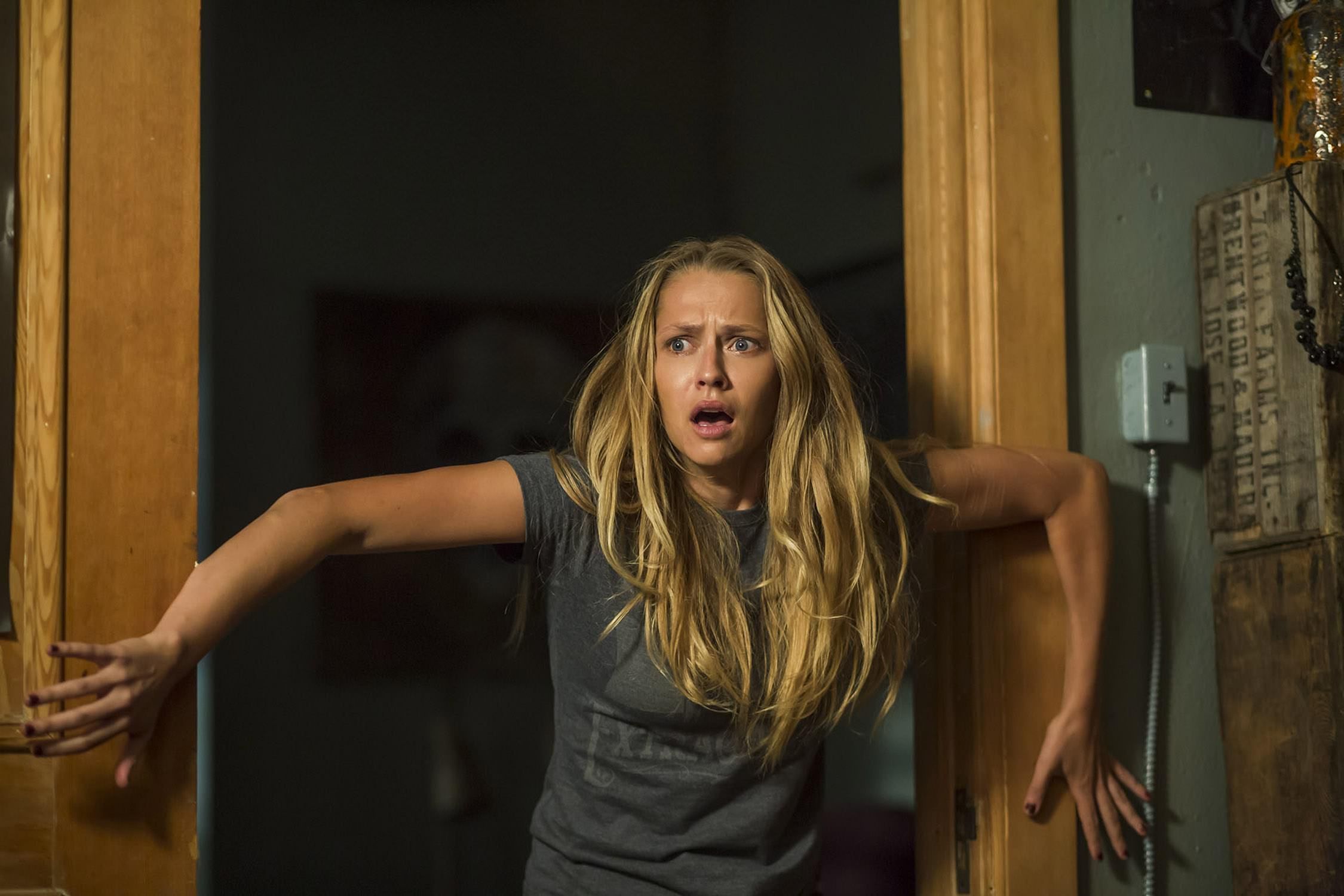 "Nunca Apagues La Luz": Clip del título producido por James Wan