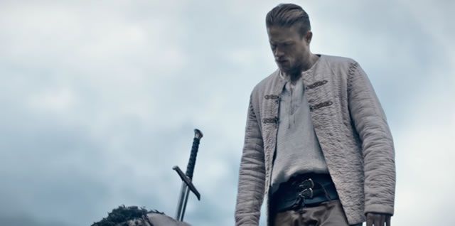 "Rey Arturo": Tráiler español de lo nuevo de Guy Ritchie