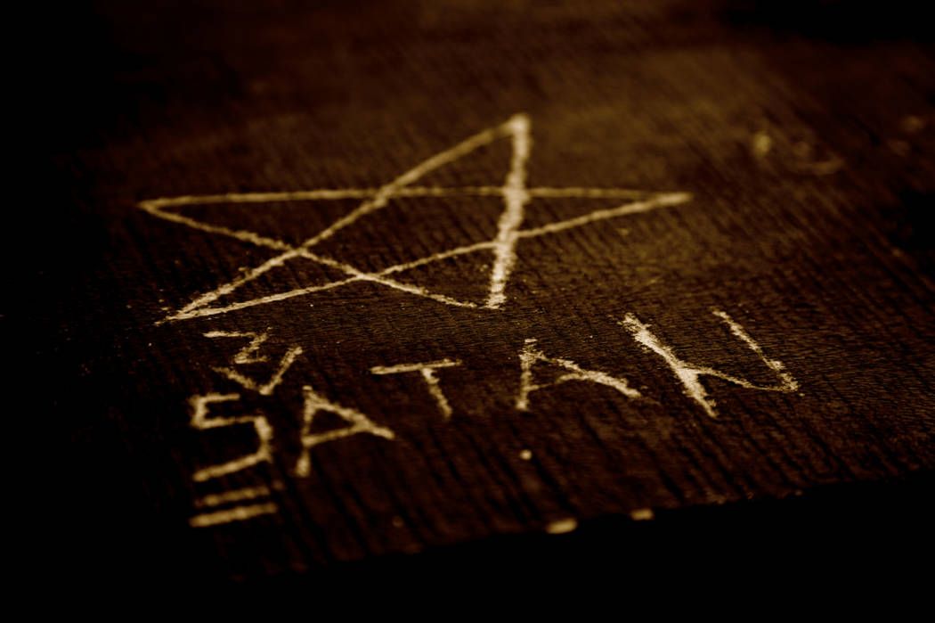 Hulu prepara "Demons", una serie sobre el pánico satánico de los años 80