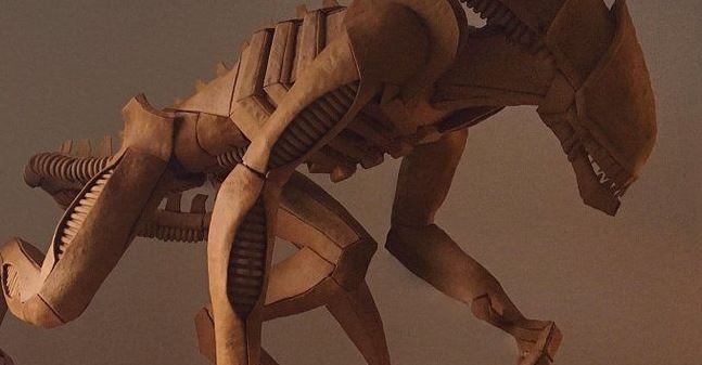 Una artista crea una mega galleta de jengibre en forma de Reina Alien