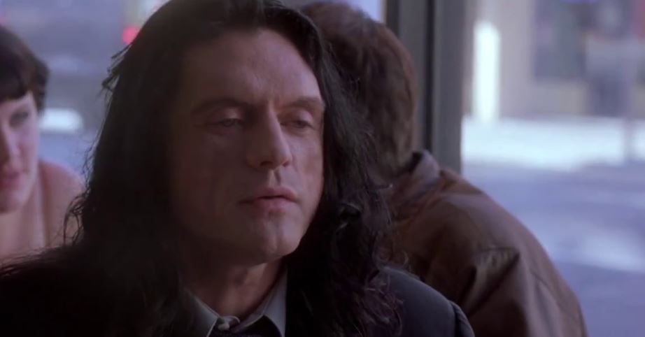Tommy Wiseau se pasa al cine de tiburones en "Big Shark"