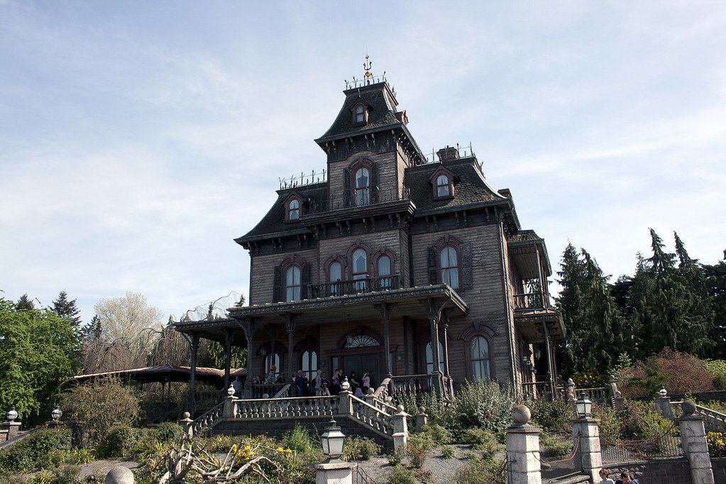 ¿Cuál es la historia de Phantom Manor y Frontierland en Disneyland París?