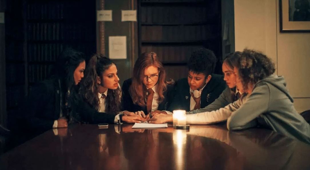 Tráiler oficial de "Seance", el debut tras las cámaras de Simon Barrett