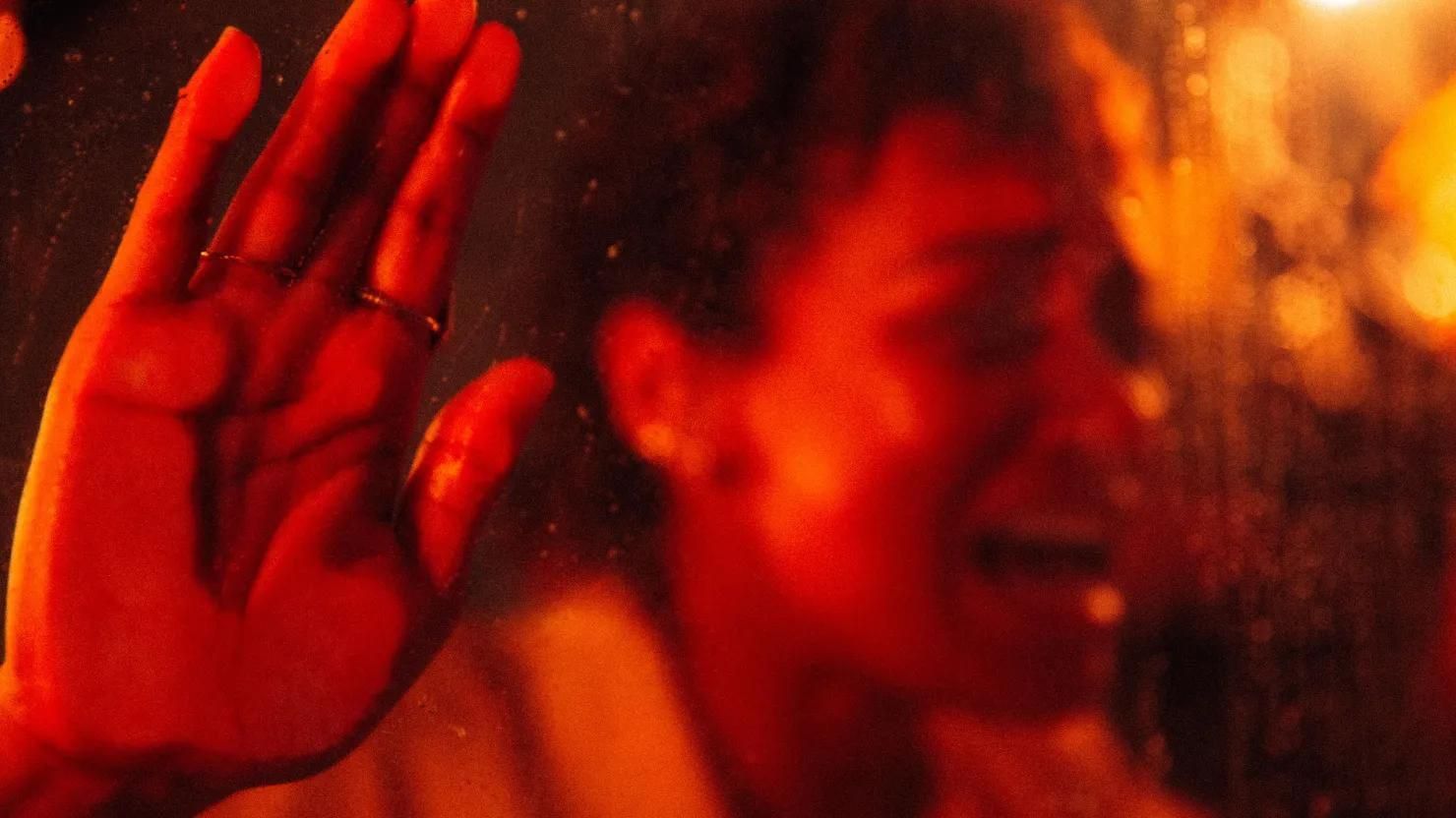 Póster de "Talk To Me", la nueva cinta de terror que nos traerá A24