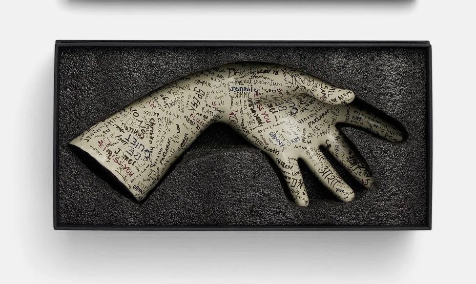 A24 pone a la venta una réplica de la mano de "Háblame"