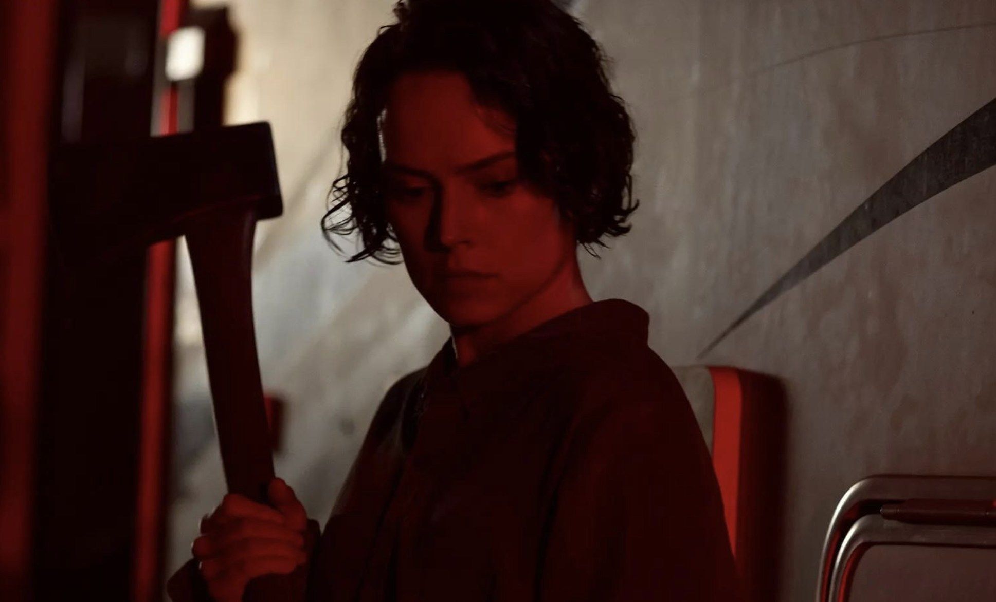 Daisy Ridley se pasa al cine zombi en el trailer de "We Bury The Dead"