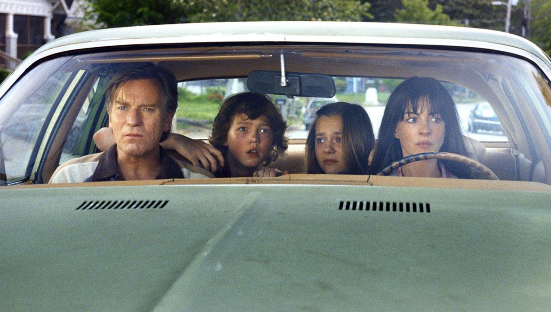 El director de "It Follows" se pasa al cine de dinosaurios en el trailer de "El Final de Oak Street"