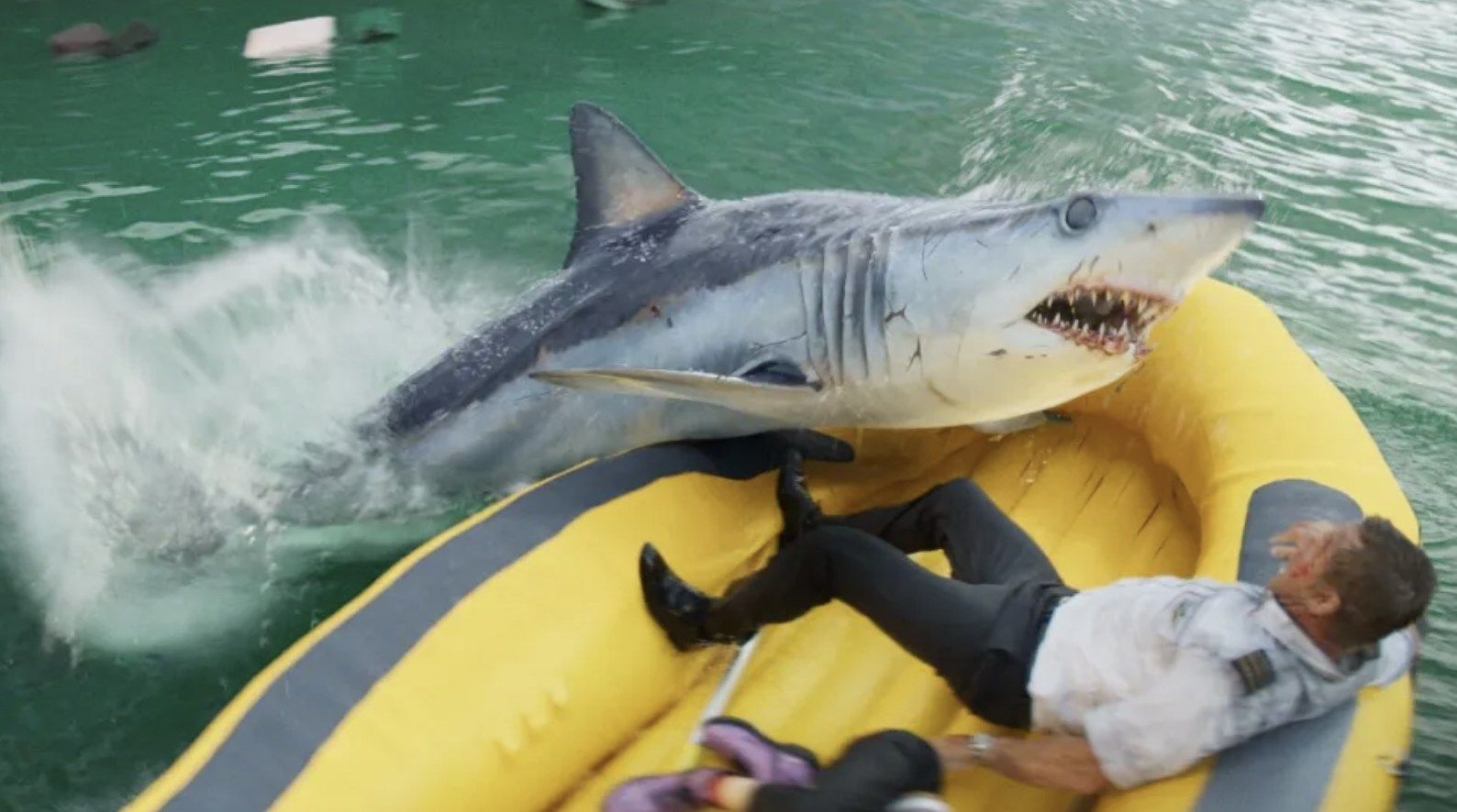 Nuevo de Trailer y Fecha de estreno de "Deep Water". Renny Harlin vuelve al cine de tiburones con Aaron Eckhart y Ben Kingsley