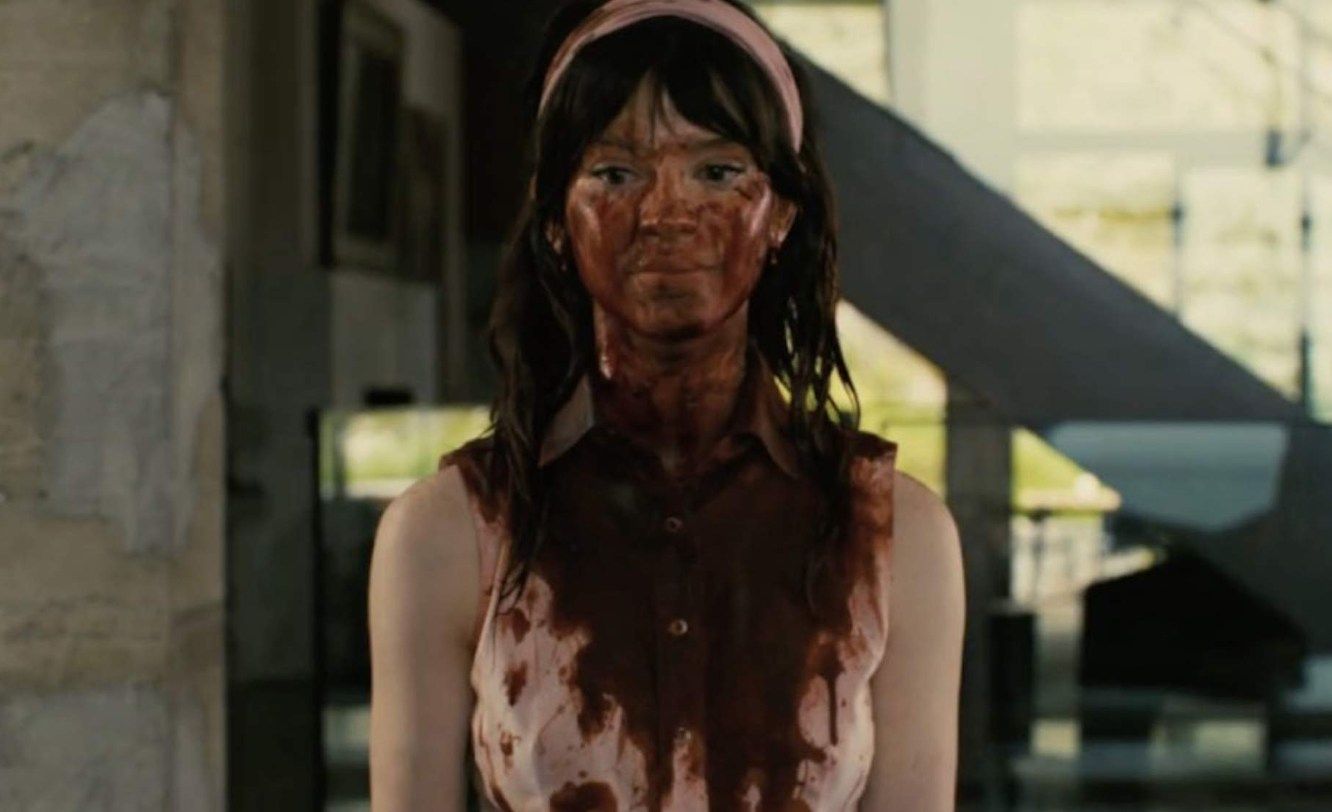 La Acompañante llega a Netflix. Crítica y Tráiler de esta divertida y sangrienta película