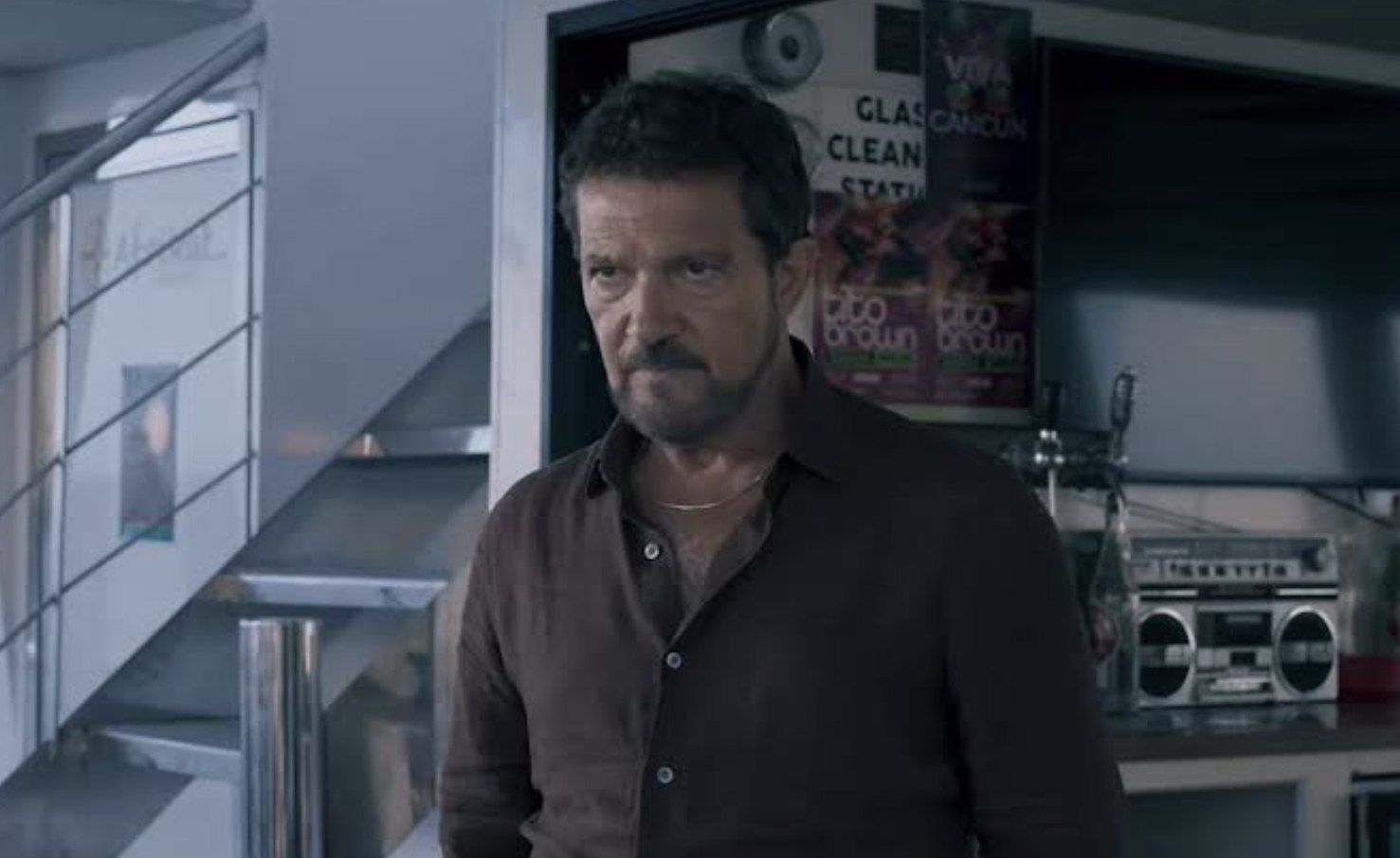 Antonio Banderas se pasa al cine de tiburones en el trailer de "Above & Below"