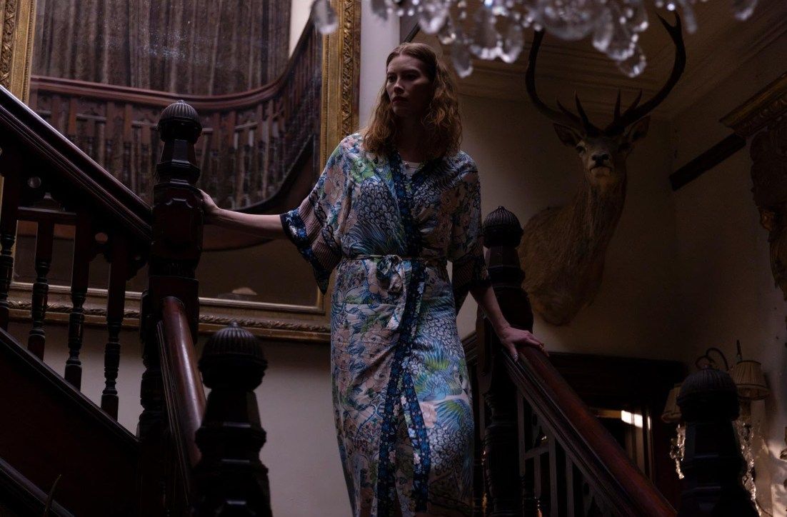 Alyssa Sutherland en el trailer oficial de "The Room Below"