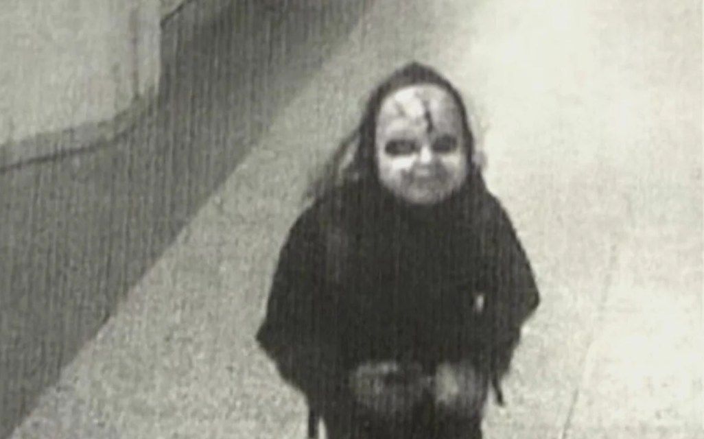 La policía de Filadelfia busca a un hombre que amenaza a la gente llevando una máscara inspirada en Chucky